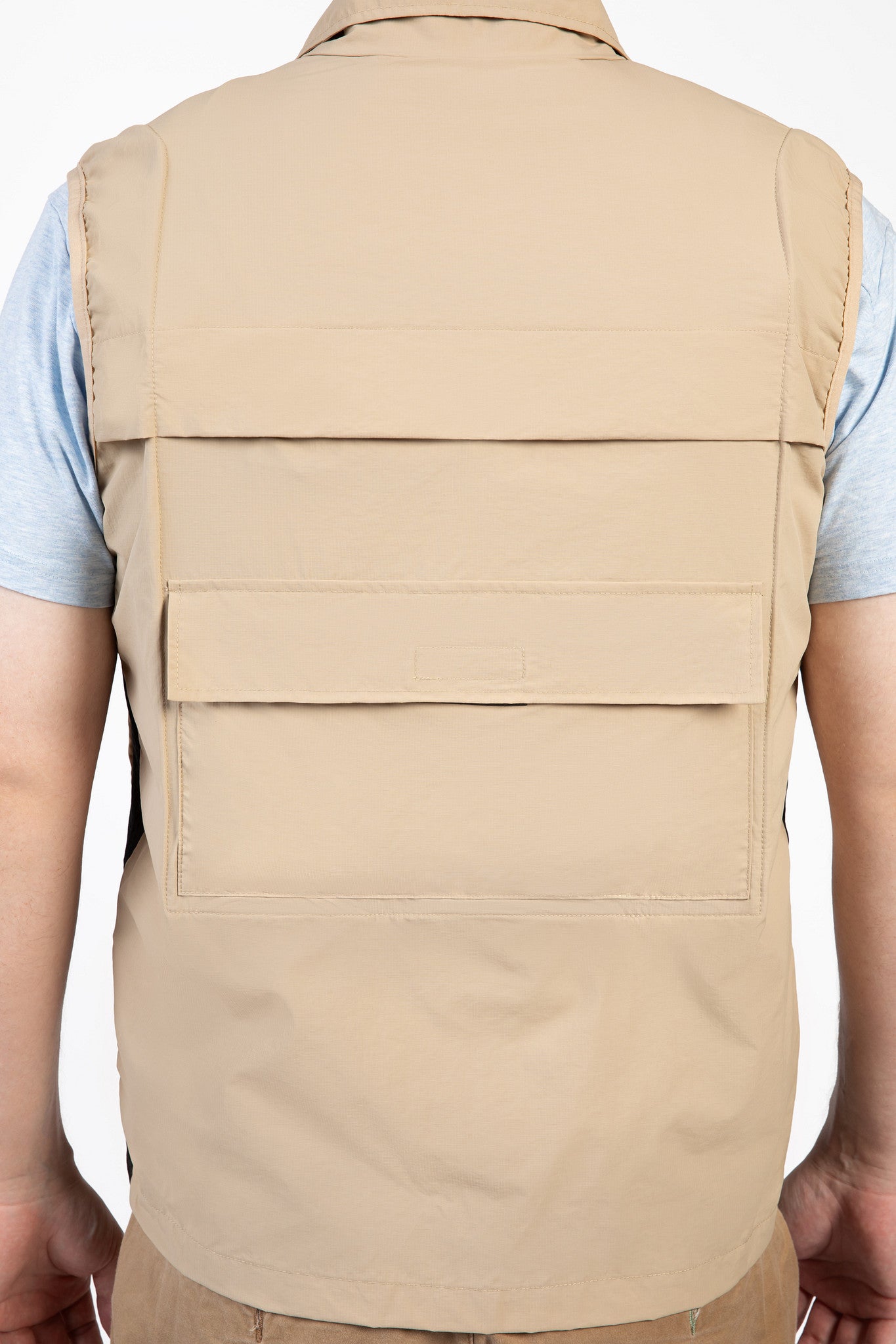 GOBI Canyon men's cooling vest studio photo (SOONA 2026)